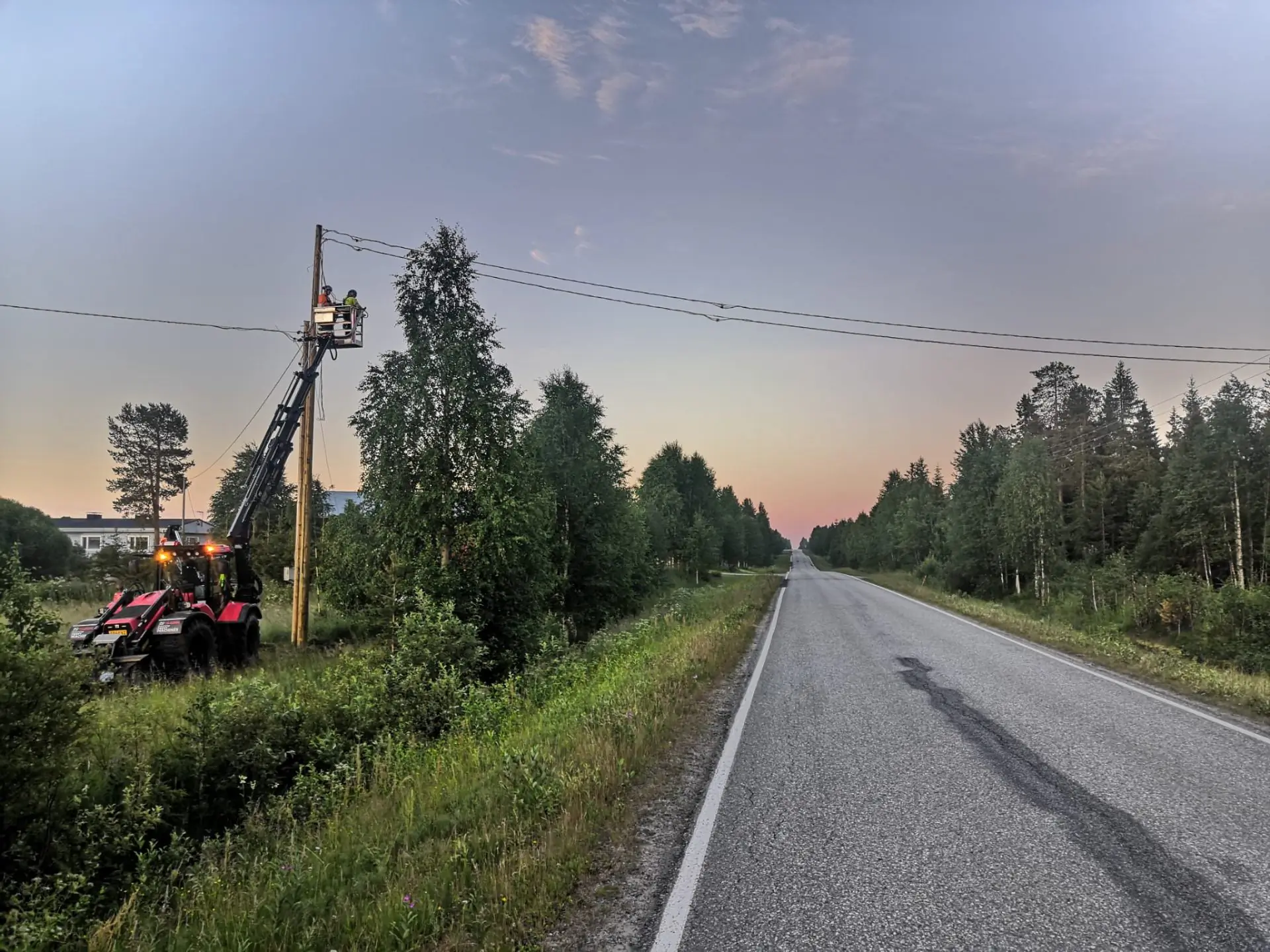 Sähkölinjatyö auringonlaskussa